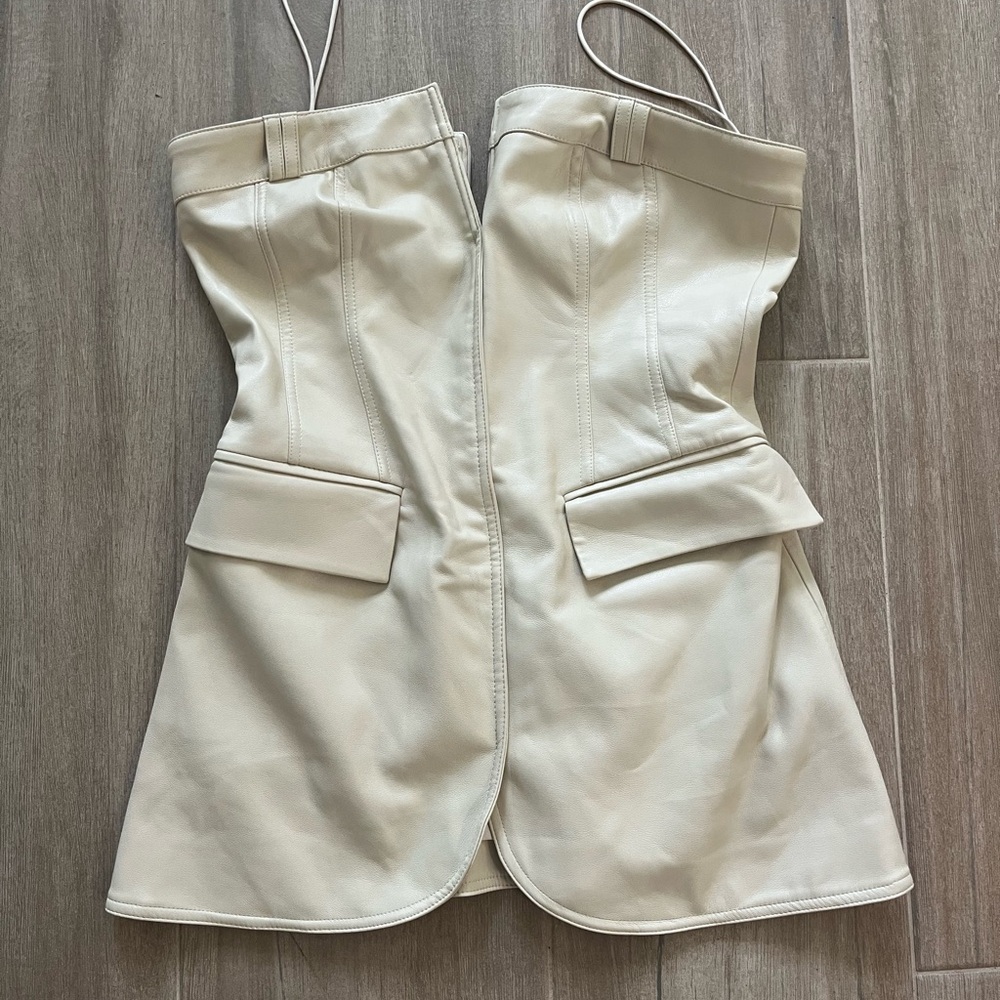 ALEXIS

Elegant Cream Strapless Dress